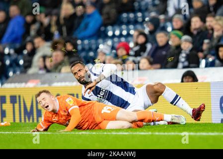 Shayne Lavery von Blackpool wird von Kyle Bartley von West Bromwich Albion«während des Sky Bet Championship-Spiels zwischen West Bromwich Albion und Blackpool am Dienstag, dem 1.. November 2022, im Hawthorns, West Bromwich, gefoult. (Kredit: Gustavo Pantano | MI News ) Kredit: MI Nachrichten & Sport /Alamy Live News Stockfoto