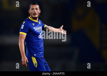 Verona, Italien. 31. Oktober 2022. Milan Djuric von Hellas Verona FC Gesten während der Serie A Fußballspiel zwischen Hellas Verona FC und AS Roma. Kredit: Nicolò Campo/Alamy Live Nachrichten Stockfoto