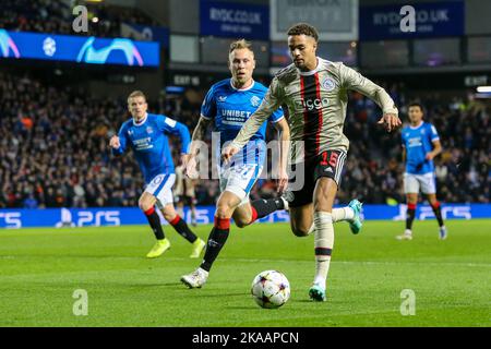 Glasgow, Großbritannien. 01.. November 2022. Die Rangers spielten Ajax in der UEFA Champions League Group Ein Spieltag sechs im Ibrox-Stadion, der Heimat der Rangers. Das Endergebnis war Rangers 1, Ajax 3. Tavernier erzielte für die Rangers eine Strafe (87 Minuten) und die Torschützen für Ajax waren Berghuis (4 Minuten), Kudus (29 Minuten) und Fernandes da Conceigao (89 Minuten). Die Rangers werden nun aus der Konkurrenz ausgeschieden. Kredit; Kredit: Findlay/Alamy Live Nachrichten Stockfoto