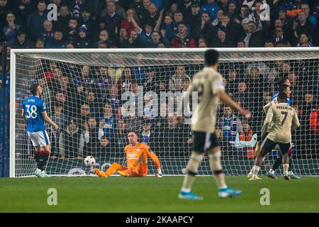 Glasgow, Großbritannien. 01.. November 2022. Die Rangers spielten Ajax in der UEFA Champions League Group Ein Spieltag sechs im Ibrox-Stadion, der Heimat der Rangers. Das Endergebnis war Rangers 1, Ajax 3. Tavernier erzielte für die Rangers eine Strafe (87 Minuten) und die Torschützen für Ajax waren Berghuis (4 Minuten), Kudus (29 Minuten) und Fernandes da Conceigao (89 Minuten). Die Rangers werden nun aus der Konkurrenz ausgeschieden. Kredit; Kredit: Findlay/Alamy Live Nachrichten Stockfoto