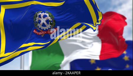 Rom, IT, Oktober 2022: Die Flagge des italienischen Premierministers, die mit den Flaggen Italiens und der Europäischen Union winkte, verschwimmte im Hintergrund Stockfoto