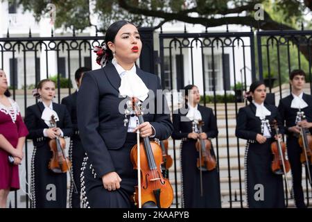 Eine Mariachi von der University of Texas in Austin singt vor den Toren des Gouverneurshauses von Texas, als sich Familien der 21 Opfer des Massakers der Uvalde-Schule vom 24. Mai 2022 zu Ehren ihrer Angehörigen bei einer traditionellen Zeremonie am 1. November zu Ehren der Dia de los Muertos versammeln. 2022. Der traditionelle mexikanische Feiertag bedeutet „Tag der Toten“. Kredit: Bob Daemmrich/Alamy Live Nachrichten Stockfoto