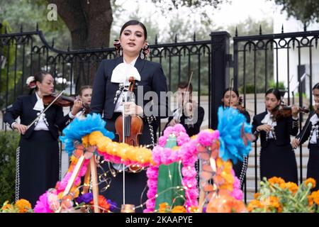 Eine Mariachi von der University of Texas in Austin singt vor den Toren des Gouverneurshauses von Texas, als sich Familien der 21 Opfer des Massakers der Uvalde-Schule vom 24. Mai 2022 zu Ehren ihrer Angehörigen bei einer traditionellen Zeremonie am 1. November zu Ehren der Dia de los Muertos versammeln. 2022. Der traditionelle mexikanische Feiertag bedeutet „Tag der Toten“. Kredit: Bob Daemmrich/Alamy Live Nachrichten Stockfoto