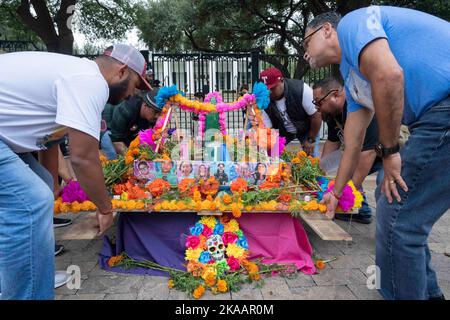 Uvalde-Familien versammeln sich vor den Toren des Gouverneurshauses von Texas, um die 21 Opfer des Massakers an der Uvalde-Schule am 24. Mai 2022 an ihren Angehörigen zu ehren, und zwar mit einer traditionellen Zeremonie am 1. November 2022 in Dia de los Muertos. Der traditionelle mexikanische Feiertag bedeutet „Tag der Toten“. Kredit: Bob Daemmrich/Alamy Live Nachrichten Stockfoto