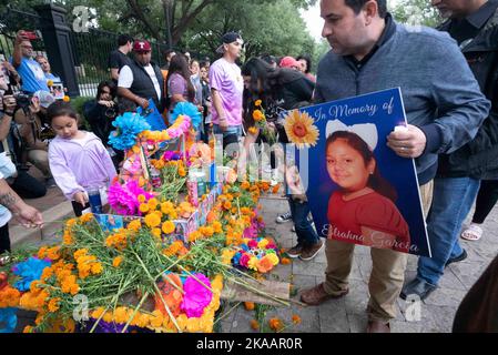 Uvalde-Familien versammeln sich vor den Toren des Gouverneurshauses von Texas, um die 21 Opfer des Massakers an der Uvalde-Schule am 24. Mai 2022 an ihren Angehörigen zu ehren, und zwar mit einer traditionellen Zeremonie am 1. November 2022 in Dia de los Muertos. Der traditionelle mexikanische Feiertag bedeutet „Tag der Toten“. Kredit: Bob Daemmrich/Alamy Live Nachrichten Stockfoto