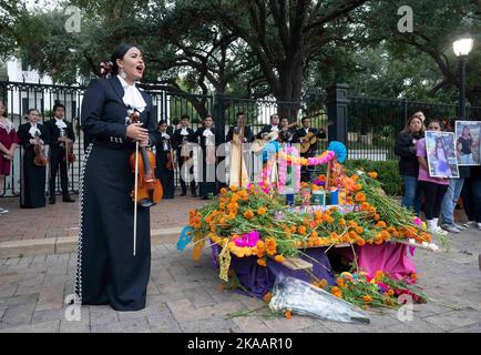 Eine Mariachi von der University of Texas in Austin singt vor den Toren des Gouverneurshauses von Texas, als sich Familien der 21 Opfer des Massakers der Uvalde-Schule vom 24. Mai 2022 zu Ehren ihrer Angehörigen bei einer traditionellen Zeremonie am 1. November zu Ehren der Dia de los Muertos versammeln. 2022. Der traditionelle mexikanische Feiertag bedeutet „Tag der Toten“. Kredit: Bob Daemmrich/Alamy Live Nachrichten Stockfoto