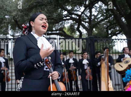 Eine Mariachi von der University of Texas in Austin singt vor den Toren des Gouverneurshauses von Texas, als sich Familien der 21 Opfer des Massakers der Uvalde-Schule vom 24. Mai 2022 zu Ehren ihrer Angehörigen bei einer traditionellen Zeremonie am 1. November zu Ehren der Dia de los Muertos versammeln. 2022. Der traditionelle mexikanische Feiertag bedeutet „Tag der Toten“. Kredit: Bob Daemmrich/Alamy Live Nachrichten Stockfoto