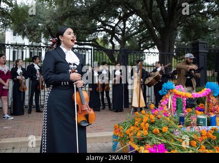 Eine Mariachi von der University of Texas in Austin singt vor den Toren des Gouverneurshauses von Texas, als sich Familien der 21 Opfer des Massakers der Uvalde-Schule vom 24. Mai 2022 zu Ehren ihrer Angehörigen bei einer traditionellen Zeremonie am 1. November zu Ehren der Dia de los Muertos versammeln. 2022. Der traditionelle mexikanische Feiertag bedeutet „Tag der Toten“. Kredit: Bob Daemmrich/Alamy Live Nachrichten Stockfoto