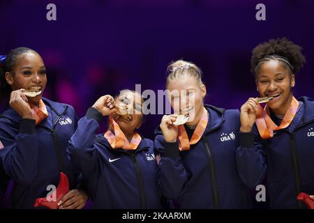 Liverpool, Großbritannien. 1.. November 2022. Shilese Jones, Jordan Chiles, Jade Carey und Skye Blakely (von L bis R) vom Team USA posieren mit ihren Goldmedaillen während der Siegerehrung des Teams der Frauen bei den FIG Artistic Gymnastics World Championships 51. in Liverpool, Großbritannien, am 1. November 2022. Quelle: Meng Dingbo/Xinhua/Alamy Live News Stockfoto