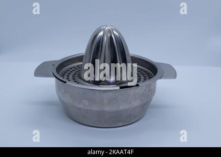 Juice Squeezer aus Aluminium grau Farbe auf weißem Hintergrund Stockfoto