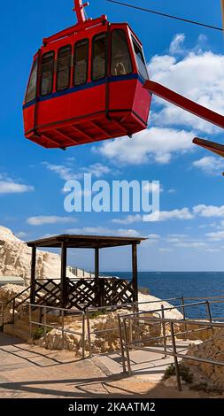 Rote Seilbahn-Kabine, die den Berg hochhebt Stockfoto