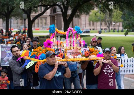 Austin, TX, USA. 1.. November 2022. Familien der 21 Opfer des Massakers der Uvalde-Schule vom 24. Mai 2022 versammeln sich im texanischen Kapitol und marschieren am 1. November 2022 zu Ehren ihrer Angehörigen zum Herrenhaus des Gouverneurs mit einer traditionellen Zeremonie zur Dia de los Muertos. Der traditionelle mexikanische Feiertag bedeutet „Tag der Toten“ (Bildquelle: © Bob Daemmrich/ZUMA Press Wire) Stockfoto