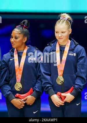 Liverpool, M&S Bank Arena, FIG Artistic World Gymnastics Championships, Jordanien. 01.. November 2022. Chiles (USA, links) und Jade Carey feiern mit ihrer Goldmedaille ihren Sieg beim Frauen-Team-Finale (Daniela Porcelli/SPP-JP) Quelle: SPP Sport Pressefoto. /Alamy Live News Stockfoto