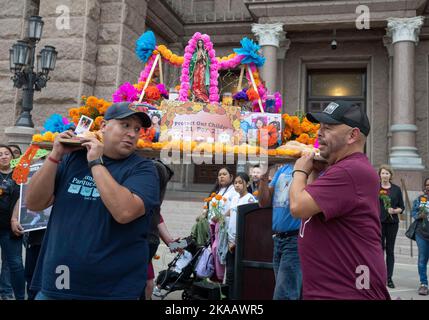 Austin, TX, USA. 1.. November 2022. Familien der 21 Opfer des Massakers der Uvalde-Schule vom 24. Mai 2022 versammeln sich im texanischen Kapitol und marschieren am 1. November 2022 zu Ehren ihrer Angehörigen zum Herrenhaus des Gouverneurs mit einer traditionellen Zeremonie zur Dia de los Muertos. Der traditionelle mexikanische Feiertag bedeutet „Tag der Toten“ (Bildquelle: © Bob Daemmrich/ZUMA Press Wire) Stockfoto