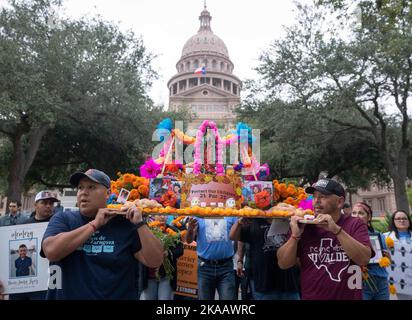 Austin, TX, USA. 1.. November 2022. Familien der 21 Opfer des Massakers der Uvalde-Schule vom 24. Mai 2022 versammeln sich im texanischen Kapitol und marschieren am 1. November 2022 zu Ehren ihrer Angehörigen zum Herrenhaus des Gouverneurs mit einer traditionellen Zeremonie zur Dia de los Muertos. Der traditionelle mexikanische Feiertag bedeutet „Tag der Toten“ (Bildquelle: © Bob Daemmrich/ZUMA Press Wire) Stockfoto