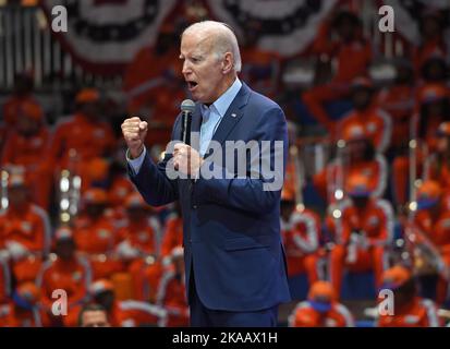 Miami Gardens, FL, USA. 01.. November 2022. US-Präsident Joe Biden spricht während einer Wahlkampfveranstaltung für den ehemaligen Gouverneur von Florida, Charlie Crist, der am 1. November 2022 in Miami Gardens, Florida, gegen Gouverneur Ron DeSantis an der Florida Memorial University läuft. Kredit: Mpi04/Media Punch/Alamy Live Nachrichten Stockfoto