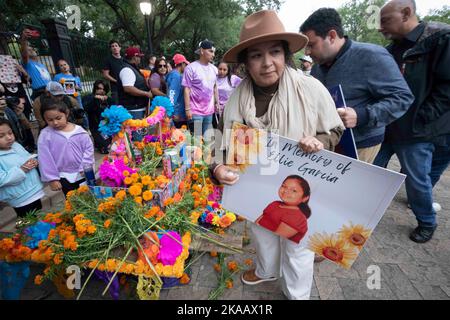 Austin, TX, USA. 1.. November 2022. Uvalde-Familien versammeln sich vor den Toren des Gouverneurshauses von Texas, um die 21 Opfer des Massakers an der Uvalde-Schule am 24. Mai 2022 an ihren Angehörigen zu ehren, und zwar mit einer traditionellen Zeremonie am 1. November 2022 in Dia de los Muertos. Der traditionelle mexikanische Feiertag bedeutet „Tag der Toten“ (Bildquelle: © Bob Daemmrich/ZUMA Press Wire) Stockfoto