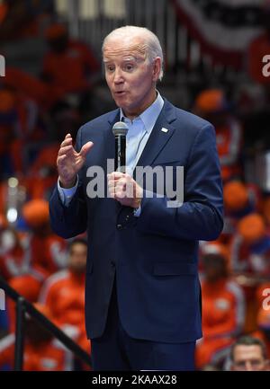 Miami Gardens, FL, USA. 01.. November 2022. US-Präsident Joe Biden spricht während einer Wahlkampfveranstaltung für den ehemaligen Gouverneur von Florida, Charlie Crist, der am 1. November 2022 in Miami Gardens, Florida, gegen Gouverneur Ron DeSantis an der Florida Memorial University läuft. Kredit: Mpi04/Media Punch/Alamy Live Nachrichten Stockfoto