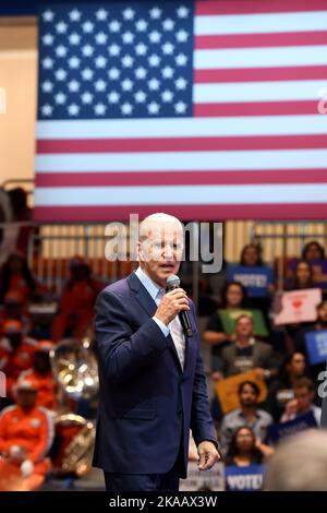 Miami Gardens, FL, USA. 01.. November 2022. US-Präsident Joe Biden spricht während einer Wahlkampfveranstaltung für den ehemaligen Gouverneur von Florida, Charlie Crist, der am 1. November 2022 in Miami Gardens, Florida, gegen Gouverneur Ron DeSantis an der Florida Memorial University läuft. Kredit: Mpi04/Media Punch/Alamy Live Nachrichten Stockfoto