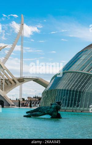 Architektur und Gebäude über der Stadt der Künste und Wissenschaften in Valencia, Spanien Stockfoto