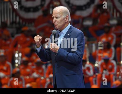 Miami Gardens, FL, USA. 01.. November 2022. US-Präsident Joe Biden spricht während einer Wahlkampfveranstaltung für den ehemaligen Gouverneur von Florida, Charlie Crist, der am 1. November 2022 in Miami Gardens, Florida, gegen Gouverneur Ron DeSantis an der Florida Memorial University läuft. Kredit: Mpi04/Media Punch/Alamy Live Nachrichten Stockfoto