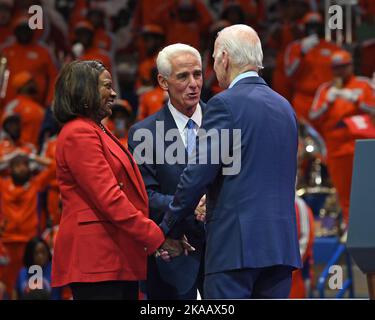 Miami Gardens, FL, USA. 01.. November 2022. US-Präsident Joe Biden spricht während einer Wahlkampfveranstaltung für den ehemaligen Gouverneur von Florida, Charlie Crist, der am 1. November 2022 in Miami Gardens, Florida, gegen Gouverneur Ron DeSantis an der Florida Memorial University läuft. Kredit: Mpi04/Media Punch/Alamy Live Nachrichten Stockfoto