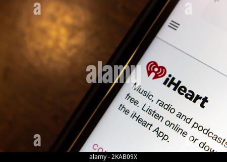 Vancouver, KANADA - Okt 29 2022 : Logo von iHeartRadio (iHeart), US-amerikanischer Rundfunk-, Podcast- und Radioplattform von iHeartMedia, auf seiner iPhone-Website Stockfoto