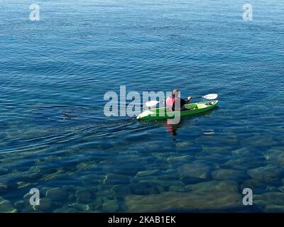 Menschen Kajakfahren an einem sonnigen Tag Stockfoto