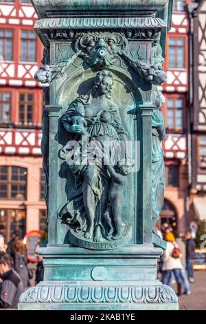 Eiserne Allegorie am Brunnen der Gerechtigkeit in Frankfurt Stockfoto