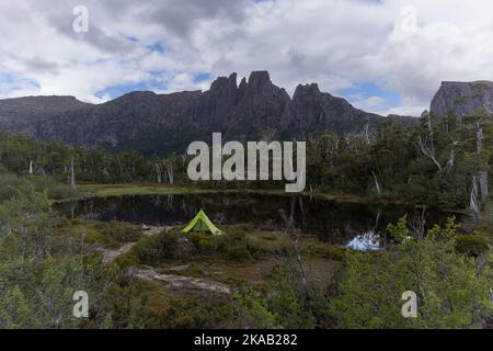 Ein Zelt am Pool der Erinnerungen mit dem Mt geryon in der Ferne Stockfoto