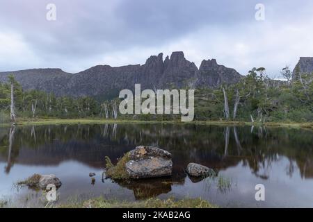 mt geryon und der Pool der Erinnerungen, mit Felsen im Vordergrund, am Labyrinth Stockfoto