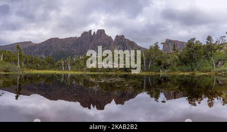 Panoramabild vom geryon und dem Pool der Erinnerungen an einem Sommertag im Labyrinth Stockfoto