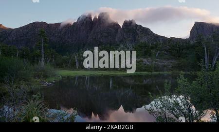 aufnahme des sonnenaufgangs vom Mt. geryon am Pool der Erinnerungen in tasmanien Stockfoto