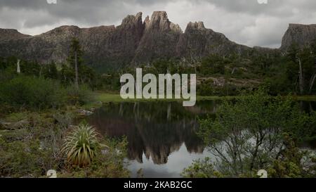 der berg geryon und der Pool der Erinnerungen mit einem riesigen Gras stehen im Vordergrund Stockfoto