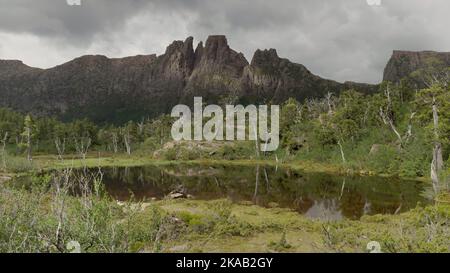 Weite Sicht auf den geryon und die Poolerinnerungen am Labyrinth Stockfoto