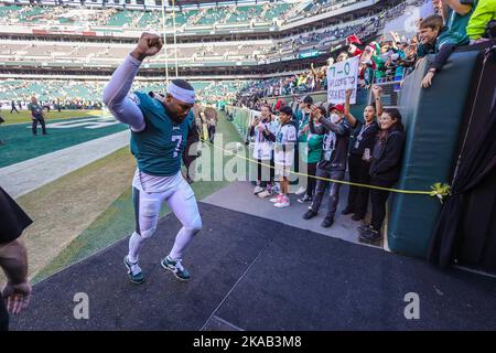 Philadelphia, Pennsylvania, USA. 30. Oktober 2022. Philadelphia Eagles Linebacker HAASON REDDICK (7) verließ das Feld nach einem Spiel in der Woche 8 zwischen den Philadelphia Eagles und den Pittsburgh Steelers Sunday im Lincoln Financial Field. (Bild: © Saquan Stimpson/ZUMA Press Wire) Stockfoto