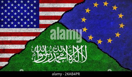 Die USA, die Europäische Union und Saudi-Arabien flaggen zusammen auf einer strukturierten Wand. Beziehungen zwischen Saudi-Arabien, der EU und den Vereinigten Staaten von Amerika Stockfoto