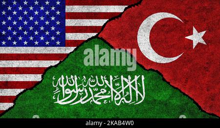 Die USA, die Türkei und Saudi-Arabien flaggen zusammen auf einer strukturierten Wand. Beziehungen zwischen Saudi-Arabien, der Türkei und den Vereinigten Staaten von Amerika Stockfoto