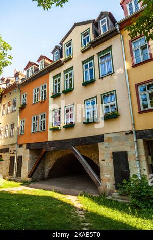 Häuser auf der Kraemerbrücke - Kaufmannsbrücke in Erfurt, Deutschland. An beiden Seiten der Brücke sind zwei schmale Häuserzeilen gebaut. Stockfoto