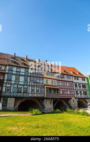 Häuser auf der Kraemerbrücke - Kaufmannsbrücke in Erfurt, Deutschland. An beiden Seiten der Brücke sind zwei schmale Häuserzeilen gebaut. Stockfoto