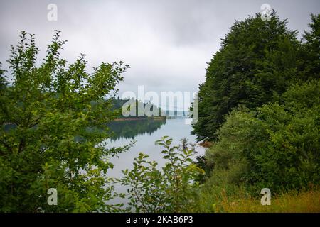 Am Morgen eine schöne Aussicht auf den Shaor-Stausee in Georgien Stockfoto