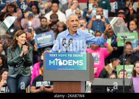 Präsident Barack Obama spricht während der „Get Out the Vote“-Kundgebung in Detroit. Die Demokraten in Michigan führen vor den Zwischenwahlen 2022 eine „Get Out the Vote“-Kundgebung für Gouverneur Gretchen Whitmer mit Präsident Barack Obama durch. (Foto von Dominick Sokotoff / SOPA Images/Sipa USA) Stockfoto