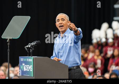 Präsident Barack Obama spricht während der „Get Out the Vote“-Kundgebung in Detroit. Die Demokraten in Michigan führen vor den Zwischenwahlen 2022 eine „Get Out the Vote“-Kundgebung für Gouverneur Gretchen Whitmer mit Präsident Barack Obama durch. (Foto von Dominick Sokotoff / SOPA Images/Sipa USA) Stockfoto