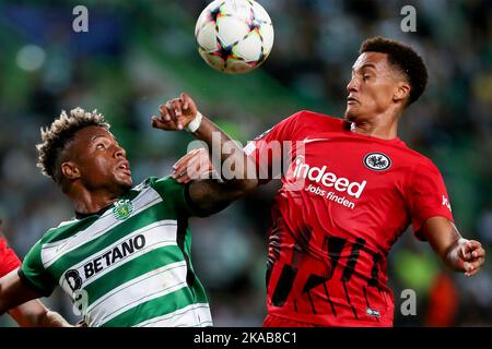 Lissabon, Portugal. 1.. November 2022. Jovane Cabral (L) von Sporting CP spielt mit Tuta aus Frankfurt während eines UEFA Champions League-Fußballspiels der Gruppe D zwischen Sporting CP und Eintracht Frankfurt am 1. November 2022 in Lissabon, Portugal. Quelle: Pedro Fiuza/Xinhua/Alamy Live News Stockfoto