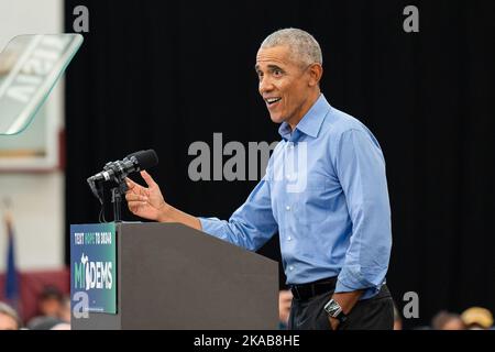 Präsident Barack Obama spricht während der „Get Out the Vote“-Kundgebung in Detroit. Die Demokraten in Michigan führen vor den Zwischenwahlen 2022 eine „Get Out the Vote“-Kundgebung für Gouverneur Gretchen Whitmer mit Präsident Barack Obama durch. Stockfoto