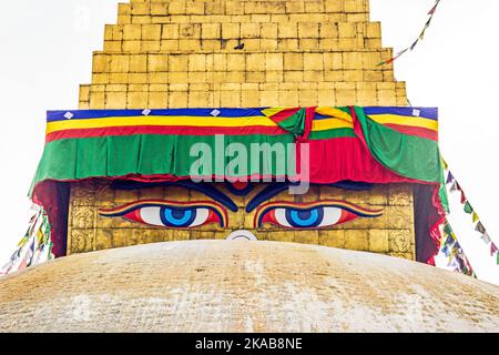 Bodhnath Stupa in kathmandu mit buddha-Augen und Gebetsfahnen mit klarem blauen Himmel Stockfoto