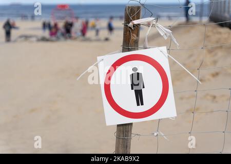 Kein Eindringen zum Schutz der Dünen in einem geschützten Gebiet der polnischen Ostseeküste in der Nähe von Swinoujscie Stockfoto