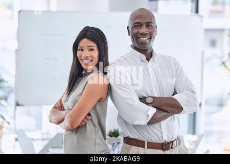 Partnerschaft, Führung und Geschäftsleute im Büro für Startup-Vision, Ziel und Mission, glücklich und stolz. Zusammenarbeit, Leiter und Porträt von Stockfoto