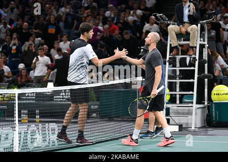 Paris, Frankreich. 01/11/2022, Adrian Mannarino aus Frankreich und Hubert Hurkacz aus Polen während des Rolex Paris Masters, ATP Masters 1000 Tennisturniers, am 1. November 2022 in der Accor Arena in Paris, Frankreich. Foto von Victor Joly/ABACAPRESS.COM Stockfoto