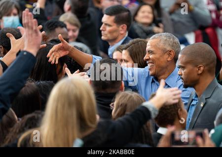 Detroit, Michigan, USA. 29. Oktober 2022. Präsident Barack Obama interagiert bei der Kundgebung mit Unterstützern. Die Demokraten in Michigan führen vor den Zwischenwahlen 2022 eine „Get Out the Vote“-Kundgebung für Gouverneur Gretchen Whitmer mit Präsident Barack Obama durch. (Bild: © Dominick Sokotoff/SOPA Images via ZUMA Press Wire) Stockfoto